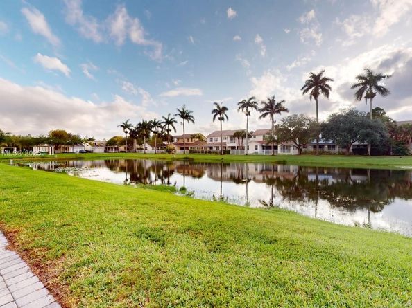 4713 Village Way, Davie FL 33314