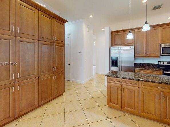 4713 Village Way, Davie FL 33314