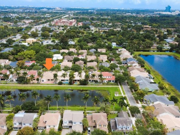 4713 Village Way, Davie FL 33314