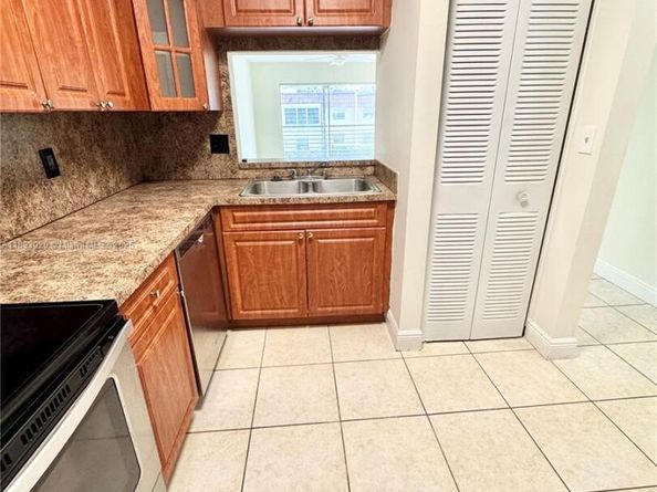 2800 Riverside Dr 2011, Coral Springs FL 33065