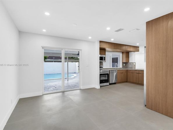 5360 SW 9th St, Plantation FL 33317