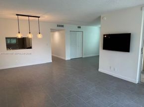 9330 Lagoon Pl 109, Davie FL 33324
