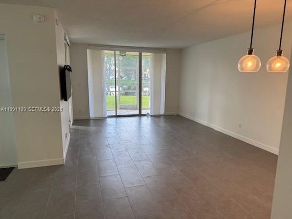 9330 Lagoon Pl 109, Davie FL 33324