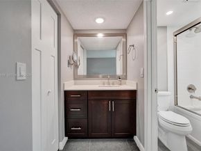 9330 Lagoon Pl 109, Davie FL 33324