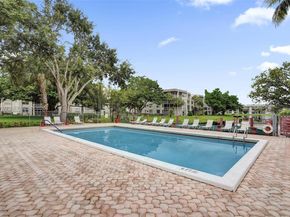 9330 Lagoon Pl 109, Davie FL 33324