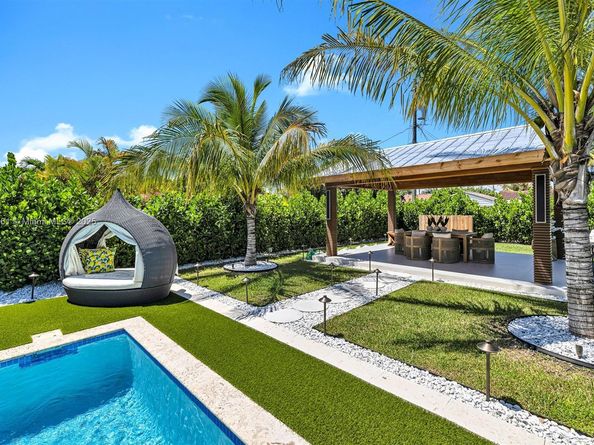 8821 SW 56th St, Miami FL 33165