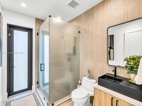 8821 SW 56th St, Miami FL 33165