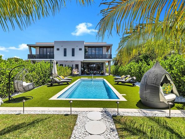 8821 SW 56th St, Miami FL 33165