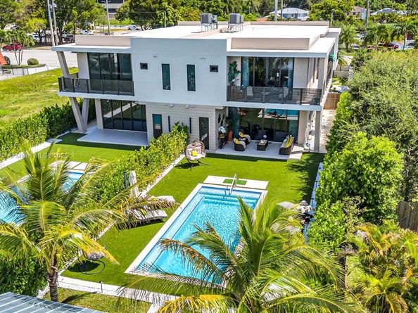 8821 SW 56th St, Miami FL 33165