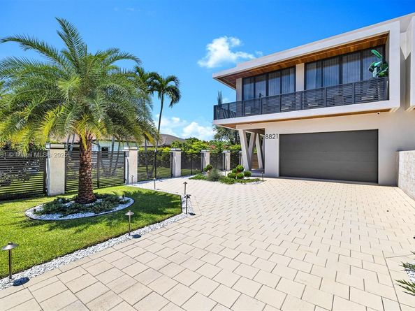 8821 SW 56th St, Miami FL 33165