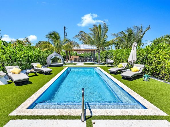 8821 SW 56th St, Miami FL 33165