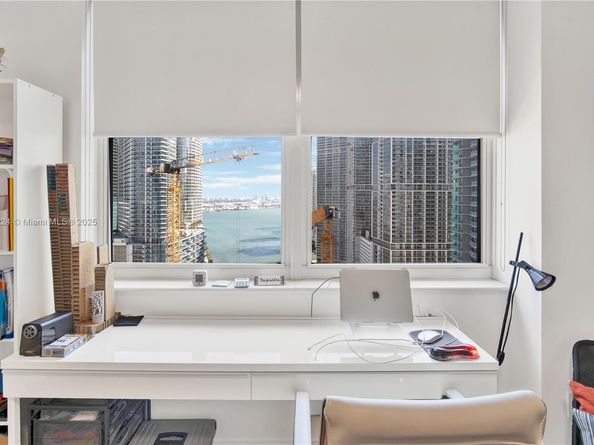 31 SE 5th St 2910, Miami FL 33131