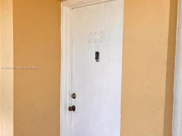 8850 Fontainebleau Blvd 202, Miami FL 33172