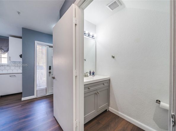 2040 NE 167th St 3128, North Miami Beach FL 33162