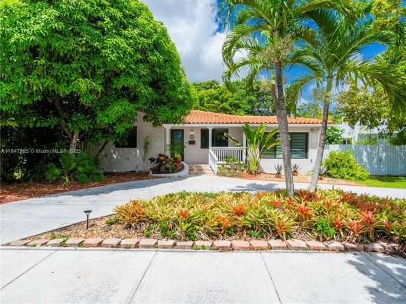 32 Hammond Dr, Miami Springs FL 33166
