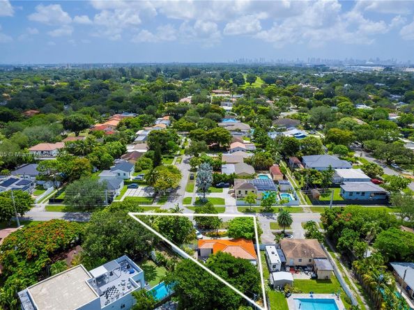 32 Hammond Dr, Miami Springs FL 33166