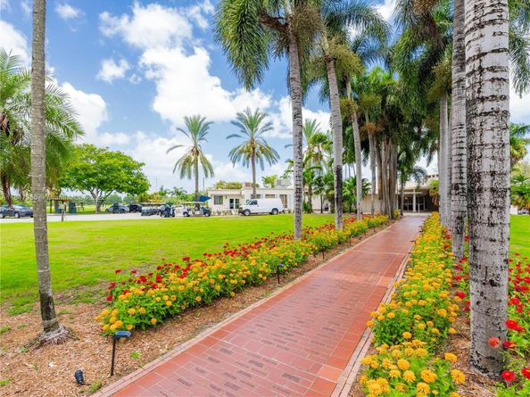 32 Hammond Dr, Miami Springs FL 33166