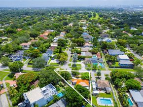 32 Hammond Dr, Miami Springs FL 33166