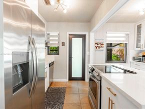 32 Hammond Dr, Miami Springs FL 33166