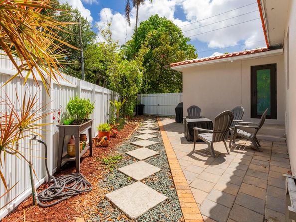 32 Hammond Dr, Miami Springs FL 33166