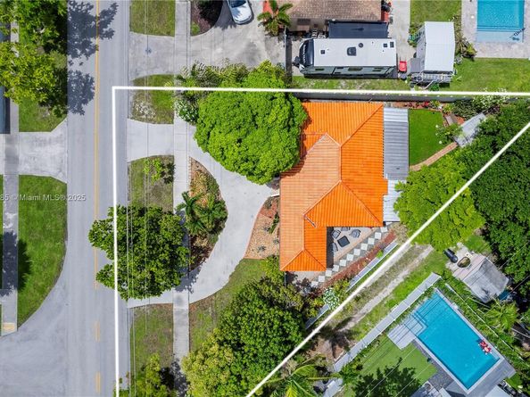 32 Hammond Dr, Miami Springs FL 33166