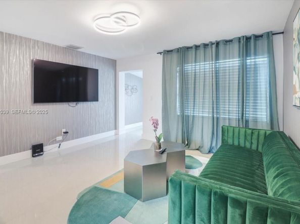 2215 Cleveland St, Hollywood FL 33020