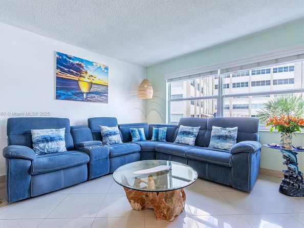 121 Golden Isles Dr 201, Hallandale Beach FL 33009