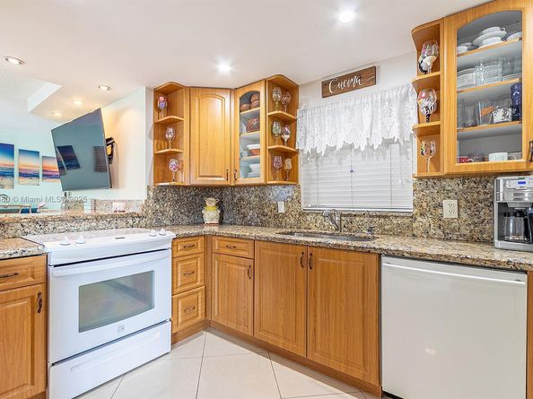 121 Golden Isles Dr 201, Hallandale Beach FL 33009
