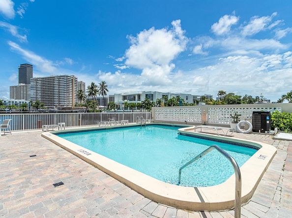 121 Golden Isles Dr 201, Hallandale Beach FL 33009