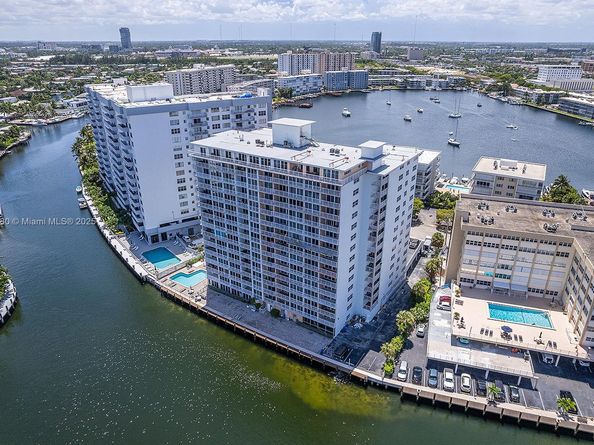 121 Golden Isles Dr 201, Hallandale Beach FL 33009