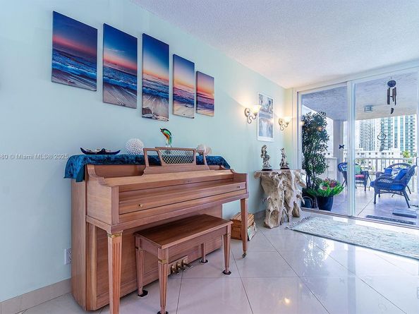 121 Golden Isles Dr 201, Hallandale Beach FL 33009