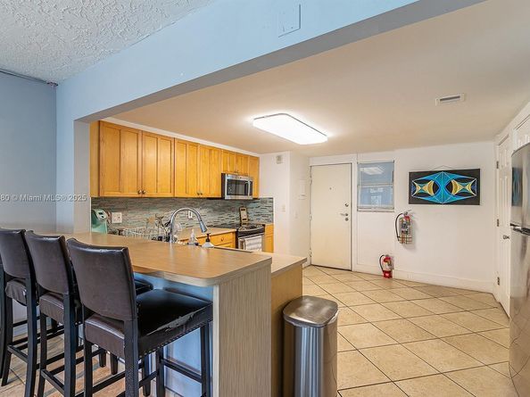 121 Golden Isles Dr 201, Hallandale Beach FL 33009