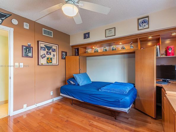 121 Golden Isles Dr 201, Hallandale Beach FL 33009