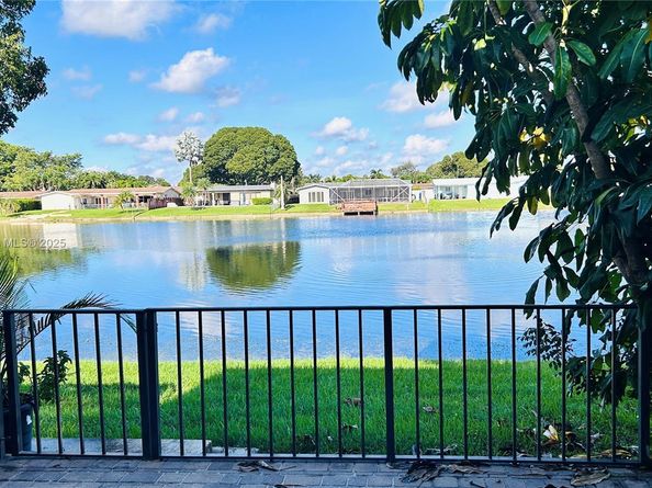1666 NW 113th Way, Pembroke Pines FL 33026