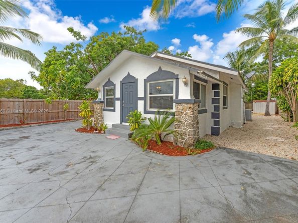 1621 NW 55th St, Miami FL 33142