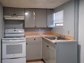 2378 NW 60th St, Miami FL 33142