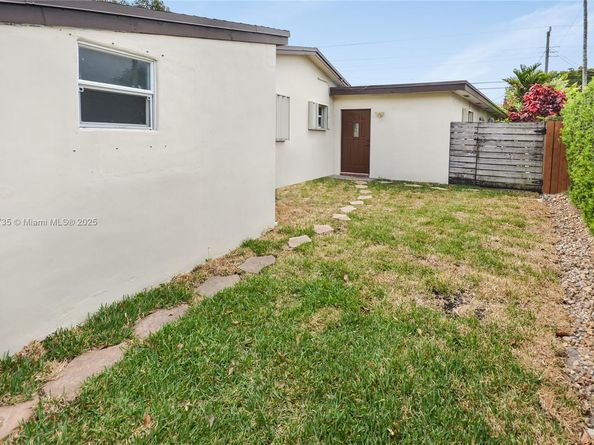 6550 SW 8th St, Pembroke Pines FL 33023