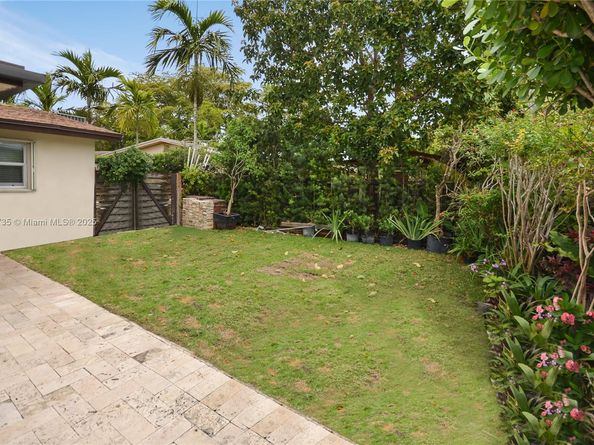 6550 SW 8th St, Pembroke Pines FL 33023
