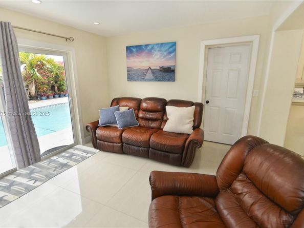 6550 SW 8th St, Pembroke Pines FL 33023
