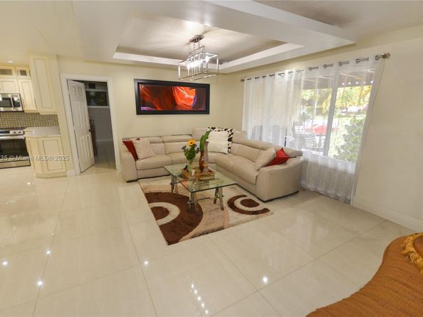 6550 SW 8th St, Pembroke Pines FL 33023
