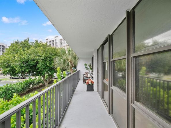 1000 Parkview Dr 220, Hallandale Beach FL 33009