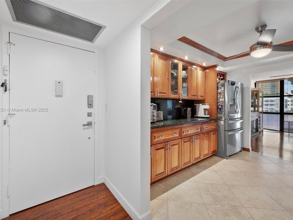 1000 Parkview Dr 220, Hallandale Beach FL 33009