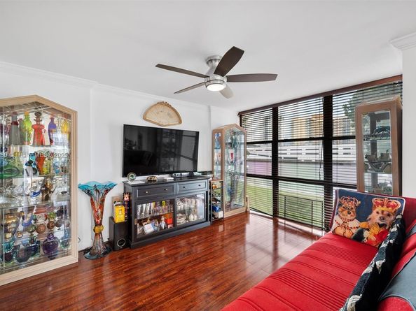 1000 Parkview Dr 220, Hallandale Beach FL 33009