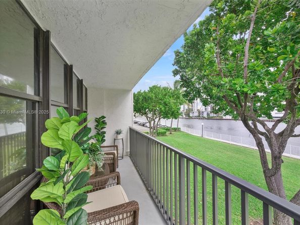 1000 Parkview Dr 220, Hallandale Beach FL 33009