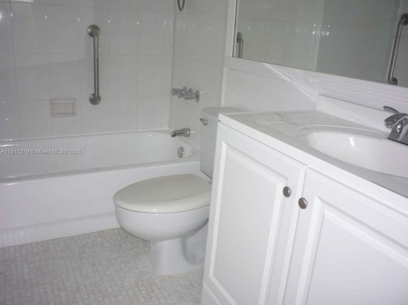 9520 S Hollybrook Lake Dr 205, Pembroke Pines FL 33025