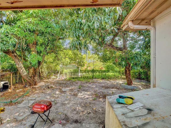 579 NW 119th St, Miami FL 33168