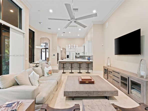 10775 Blue Palm St, Plantation FL 33324