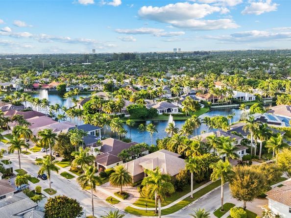 10775 Blue Palm St, Plantation FL 33324