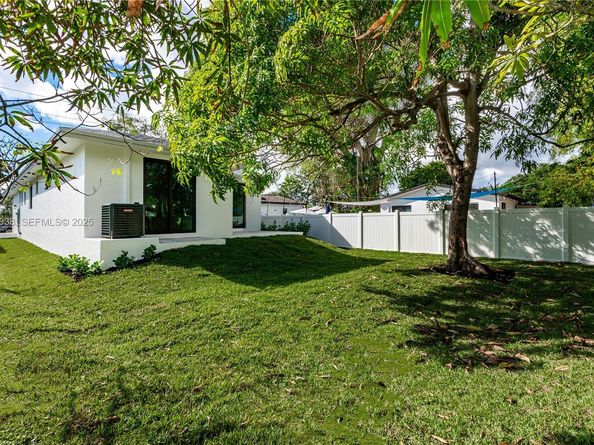 745 NE 36th St, Oakland Park FL 33334