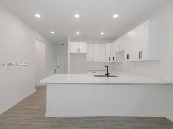 745 NE 36th St, Oakland Park FL 33334